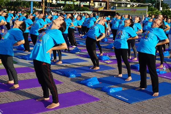 Hơn 400 người Nha Trang đồng diễn Yoga ảnh 5