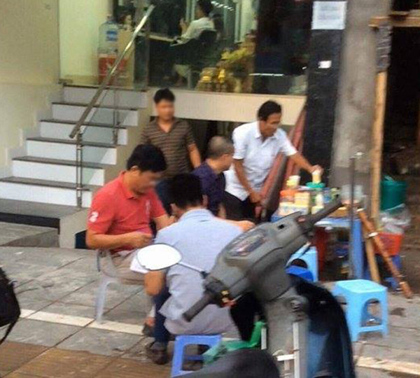 Bóc mẽ cô gái trẻ rửa chân trong xô trà đá xong rót bán cho hàng loạt khách ảnh 4