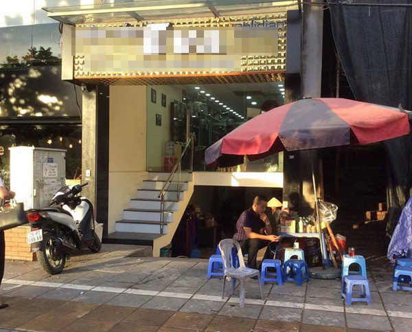 Bóc mẽ cô gái trẻ rửa chân trong xô trà đá xong rót bán cho hàng loạt khách ảnh 3