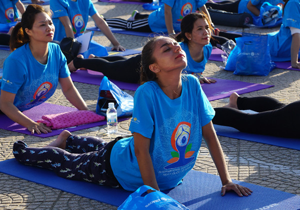 Hơn 400 người Nha Trang đồng diễn Yoga ảnh 7