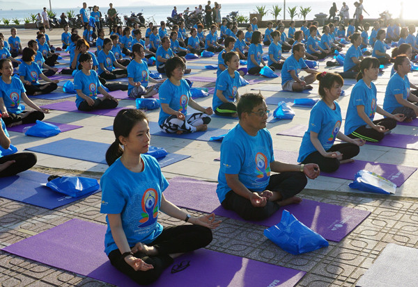 Hơn 400 người Nha Trang đồng diễn Yoga ảnh 8
