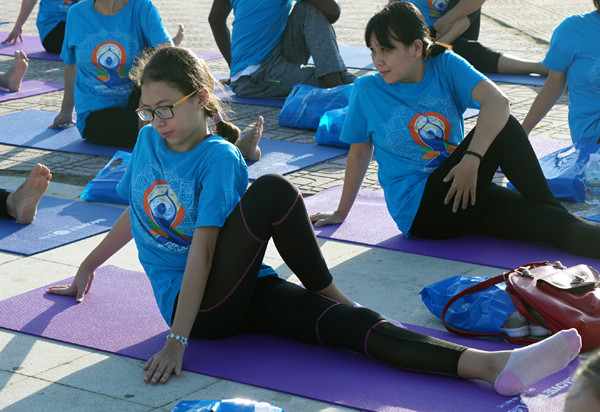 Hơn 400 người Nha Trang đồng diễn Yoga ảnh 2