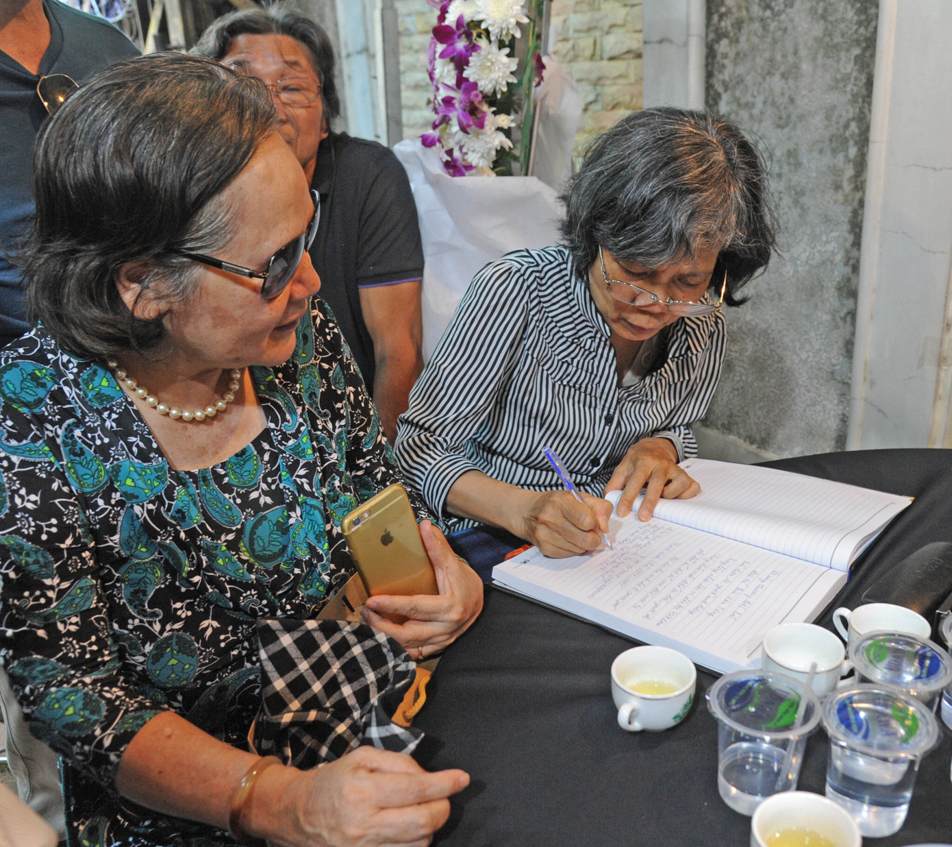 Nhiều cán bộ, nhân dân, đồng đội, bạn học đã tới viếng và ghi sổ tang