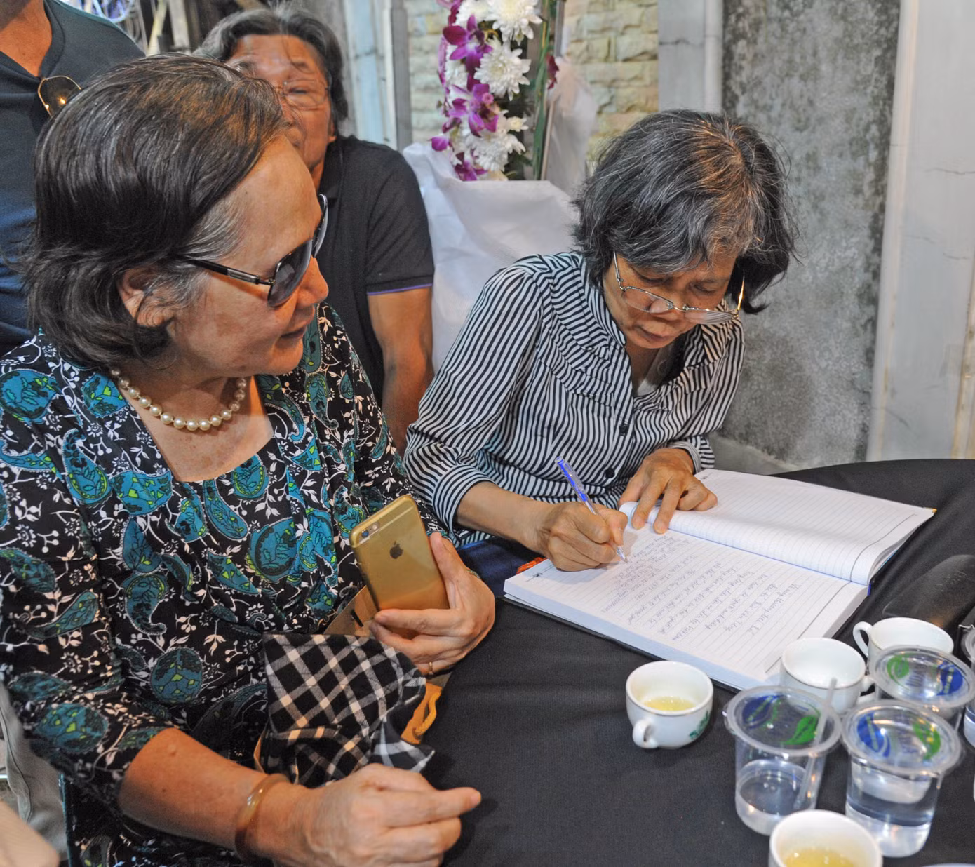 Nhiều cán bộ, nhân dân, đồng đội, bạn học đã tới viếng và ghi sổ tang