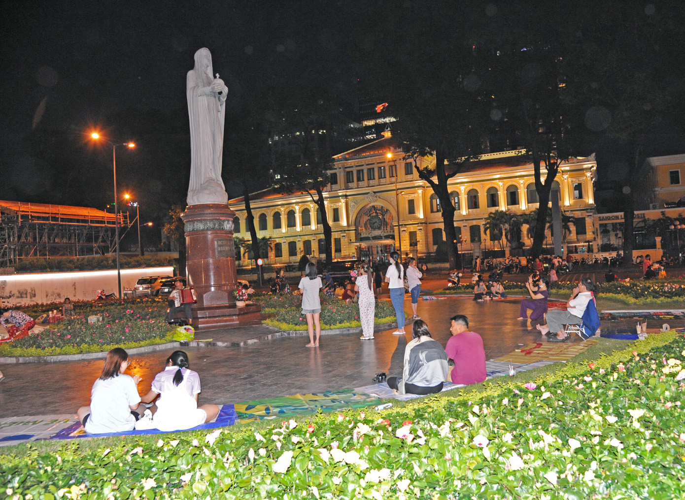 Nhiều người dân, các bạn trẻ tới hành lễ vào lúc đêm muộn và bị "vây" bởi những người bán hàng rong và các cặp đôi.