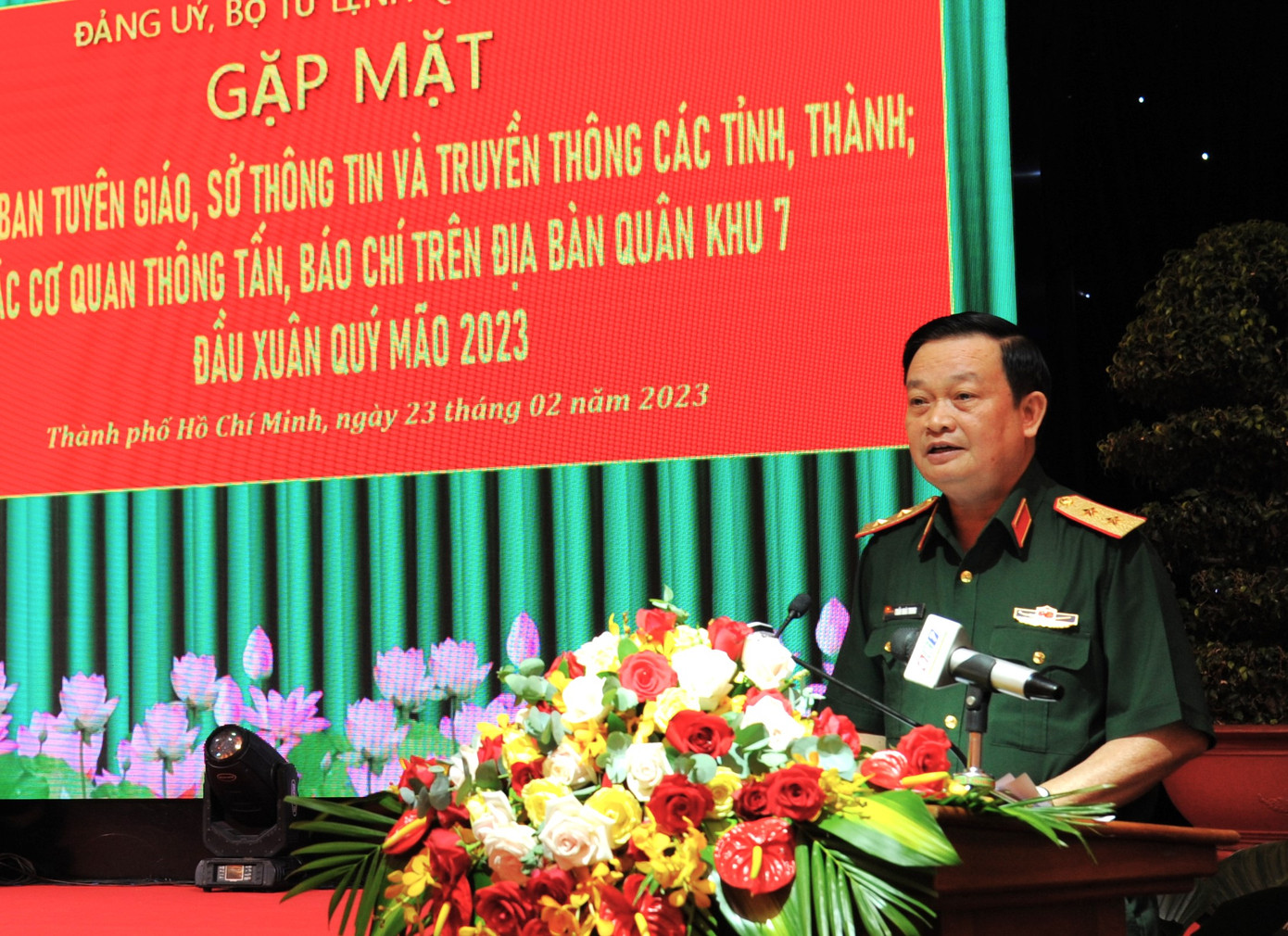 Trung tướng Trần Hoài Trung, Bí thư Đảng ủy, Chính ủy Quân khu 7 đánh giá cao sự phối hợp nhịp nhàng giữa quân khu và các cơ quan báo chí truyền thông trong công tác tuyên truyền của năm 2022.