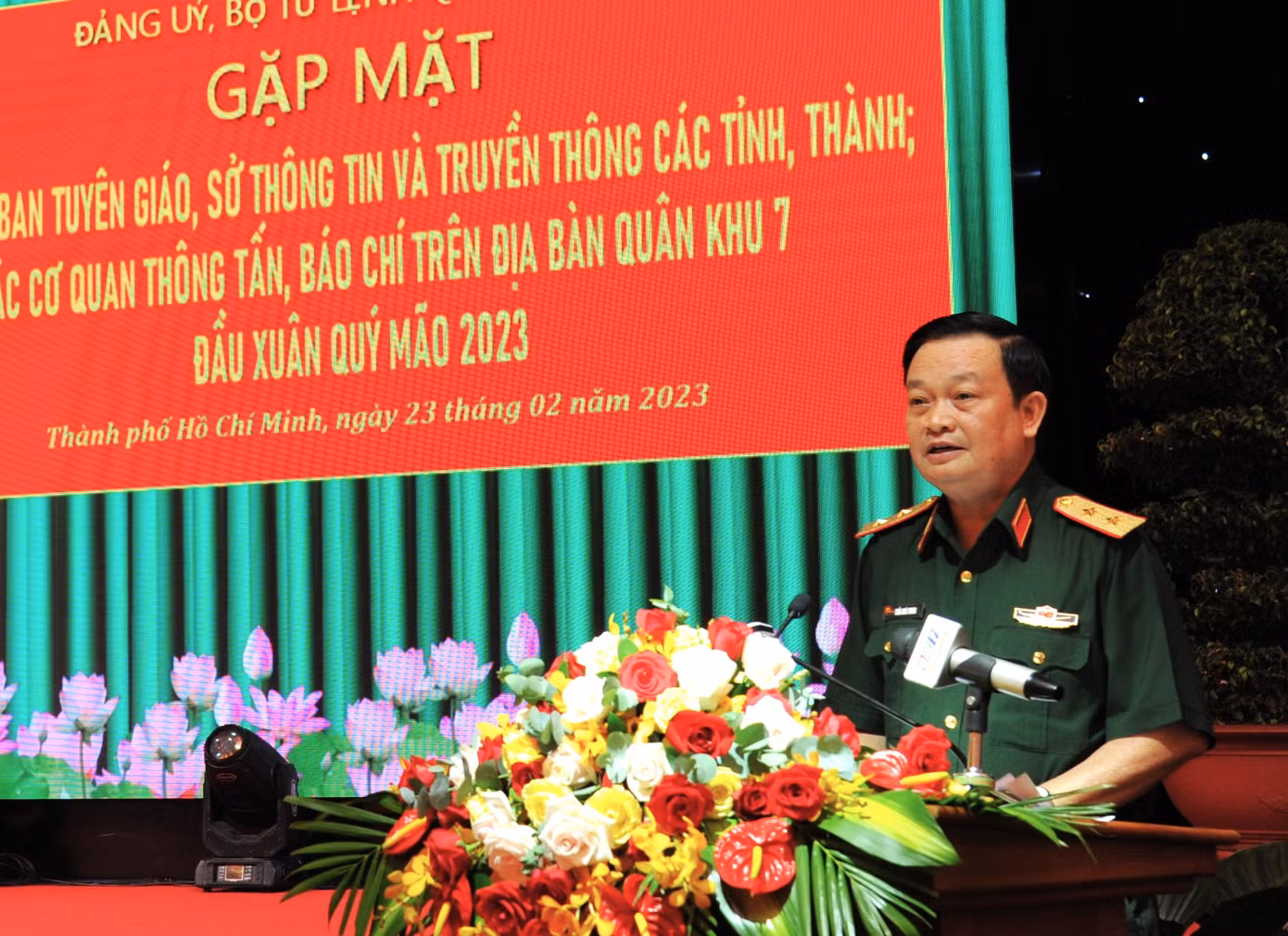 Trung tướng Trần Hoài Trung, Bí thư Đảng ủy, Chính ủy Quân khu 7 đánh giá cao sự phối hợp nhịp nhàng giữa quân khu và các cơ quan báo chí truyền thông trong công tác tuyên truyền của năm 2022. Trung tướng Trần Hoài Trung, Bí thư Đảng ủy, Chính ủy Quân khu 7 đánh giá cao sự phối hợp nhịp nhàng giữa quân khu và các cơ quan báo chí truyền thông trong công tác tuyên truyền của năm 2022.