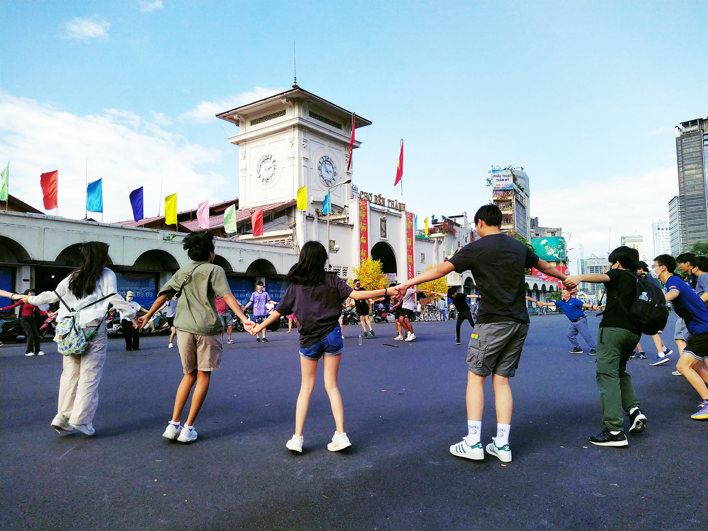 Chợ Bến Thành năm Quý Mão, với những chỉnh trang hiện đại nhưng vẫn bảo tồn được vẻ đẹp truyền thống, phát huy tính cách phục vụ tận tình mến khách, chắc chắn nơi đây sẽ là điểm du lịch mua sắm không thể thiếu đối với du khách trong và ngoài nước. Chợ Bến Thành năm Quý Mão, với những chỉnh trang hiện đại nhưng vẫn bảo tồn được vẻ đẹp truyền thống, phát huy tính cách phục vụ tận tình mến khách, chắc chắn nơi đây sẽ là điểm du lịch mua sắm không thể thiếu đối với du khách trong và ngoài nước.