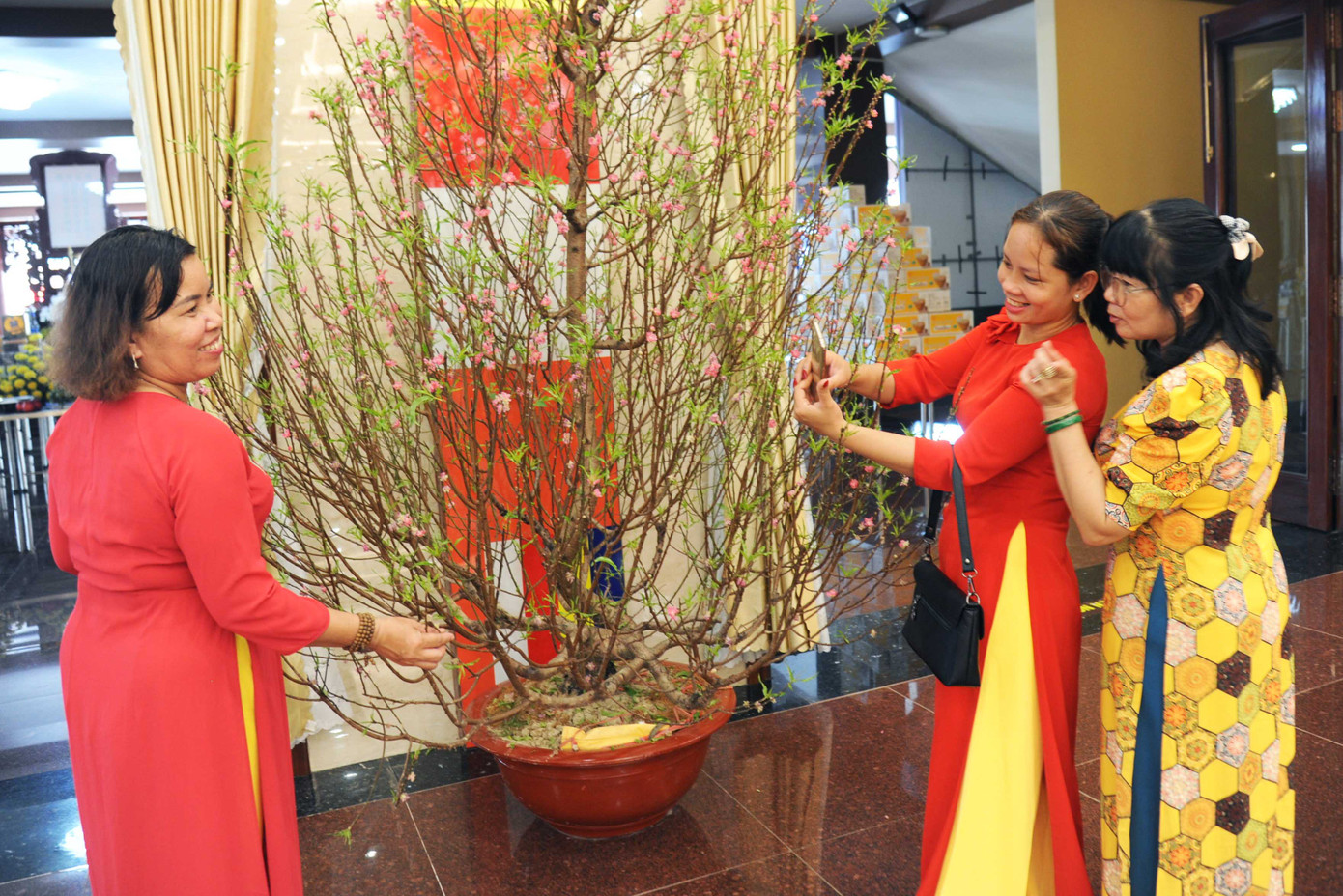 Nhiều người đón Tết Nguyên Tiêu tại Việt Nam Quốc Tự