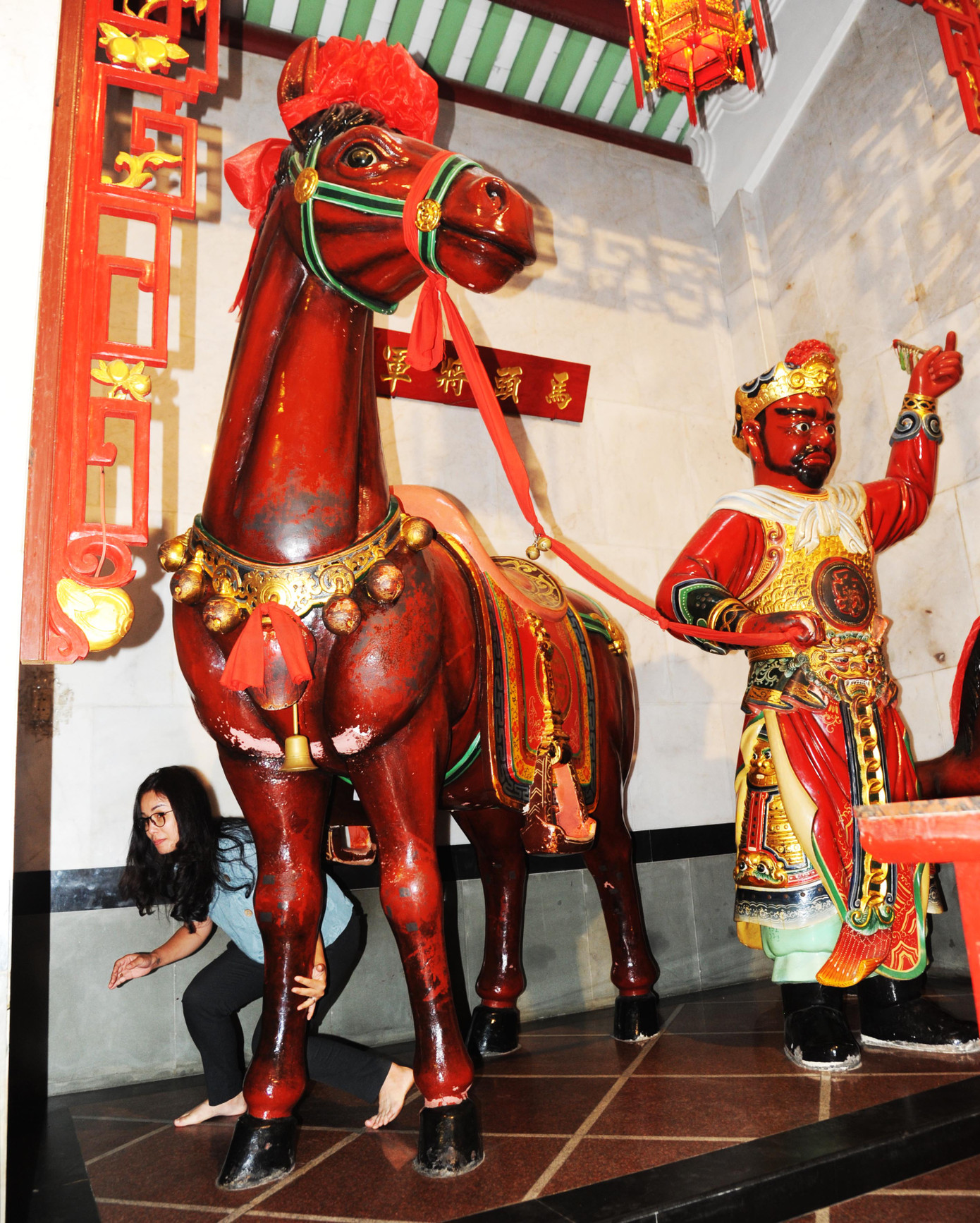 Chui bụng được xem là "mọi khó khăn sẽ vượt qua" vì con ngựa Xích Thố luôn giúp chủ thoát khỏi hiểm nguy. Những người trông coi chùa Ông cho biết: "Ngày nào trong năm cũng đều có du khách và người dân tới chui bụng ngựa". Chui bụng được xem là "mọi khó khăn sẽ vượt qua" vì con ngựa Xích Thố luôn giúp chủ thoát khỏi hiểm nguy. Những người trông coi chùa Ông cho biết: "Ngày nào trong năm cũng đều có du khách và người dân tới chui bụng ngựa".