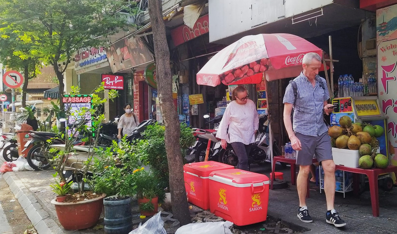 Dù đã qua rằm tháng Giêng nhưng hoa và cây cảnh của các gia đình chơi xuân vẫn còn ngổn ngang và "vô tình" gây nhiều trở ngại cho người đi bộ.