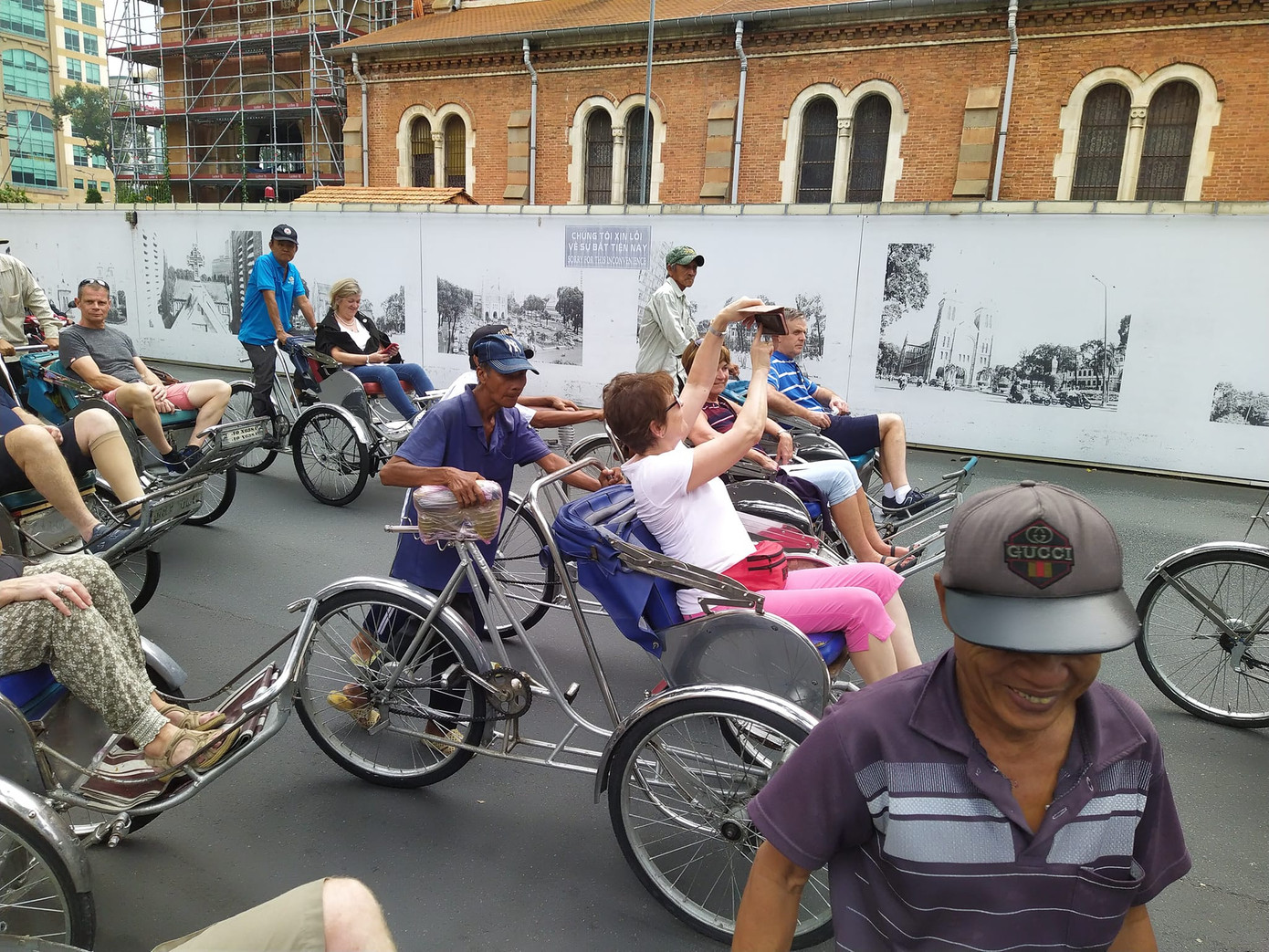 Khách nước ngoài thích thú chụp ảnh cùng xích lô sang chảnh Sài Gòn
