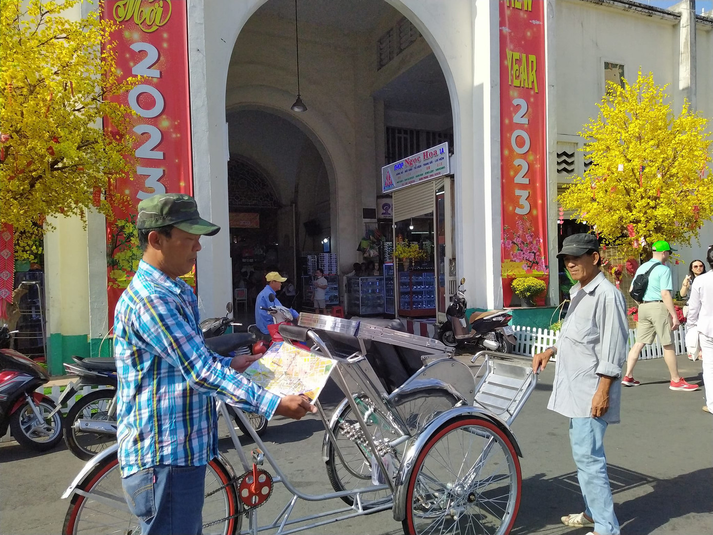 Những chiếc xích lô sáng bóng sẵn sàng chở khách tham quan thành phố với giá 300.000 đồng một vòng (nếu chỉ tham khu vực quanh quanh chợ Bến Thành giá 150.000 đồng)