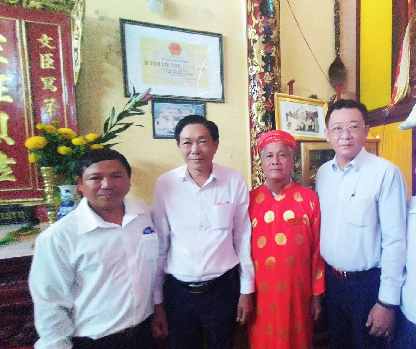 Lãnh đạo huyện Cần Giuộc, tỉnh Long An tới tham dự lễ hội Đình Tân Kim cùng nhân dân.