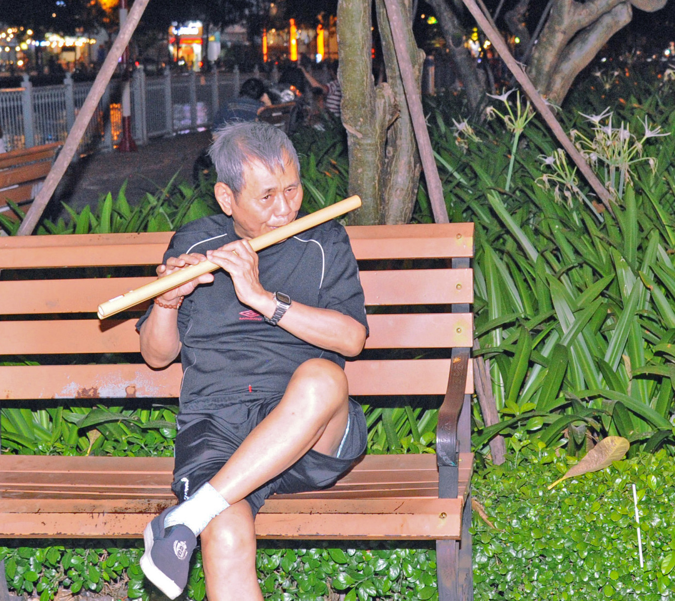 Bác Hùng 77 tuổi, giáo viên nghỉ hưu. Bác nói: "Thời trai trẻ tôi tập kết ra Bắc, dạy học ngoài đó. Tôi rất nhớ tuổi trẻ của mình nên tập thổi sáo Mèo. Tôi đã lớn tuổi và thấy cần sống với những gì mình đam mê, đó là thể thao và thổi sáo". Sau khi tập luyện với máy tập gym miễn phí, bác Hùng thổi sáo bài "Xuân về trên bản Mèo" để cổ vũ cho những người khác tập luyện. Bác Hùng 77 tuổi, giáo viên nghỉ hưu. Bác nói: "Thời trai trẻ tôi tập kết ra Bắc, dạy học ngoài đó. Tôi rất nhớ tuổi trẻ của mình nên tập thổi sáo Mèo. Tôi đã lớn tuổi và thấy cần sống với những gì mình đam mê, đó là thể thao và thổi sáo". Sau khi tập luyện với máy tập gym miễn phí, bác Hùng thổi sáo bài "Xuân về trên bản Mèo" để cổ vũ cho những người khác tập luyện.