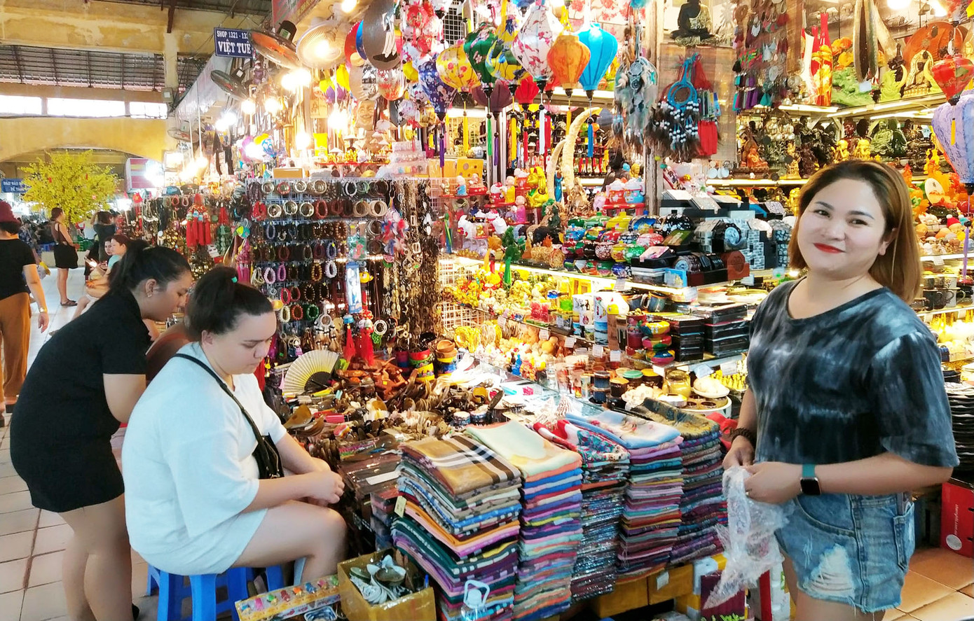 Chị Luyến (phải) là người gốc Bắc bán hàng trong chợ Bến Thành. Chị nói: "Tết năm nay khách rất đông, bà con ai cũng mừng vui. Mong cho năm mới kinh doanh phát đạt, phục vụ tốt du khách bốn phương". Chị Luyến (phải) là người gốc Bắc bán hàng trong chợ Bến Thành. Chị nói: "Tết năm nay khách rất đông, bà con ai cũng mừng vui. Mong cho năm mới kinh doanh phát đạt, phục vụ tốt du khách bốn phương".