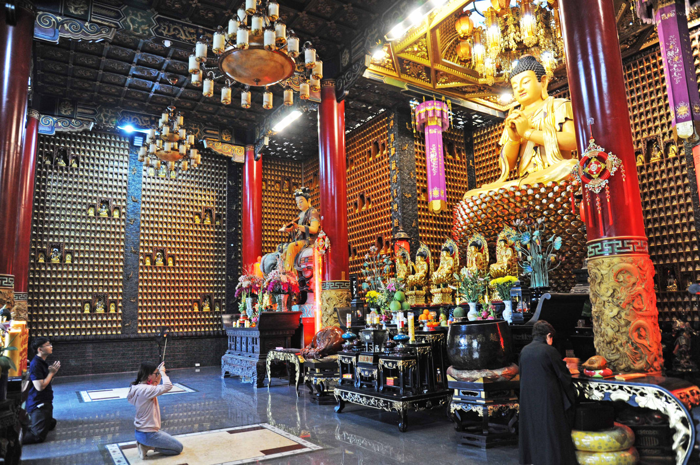 Chính điện của chùa với 10.000 tượng Phật trên điện chính và trên khắp các bức tường