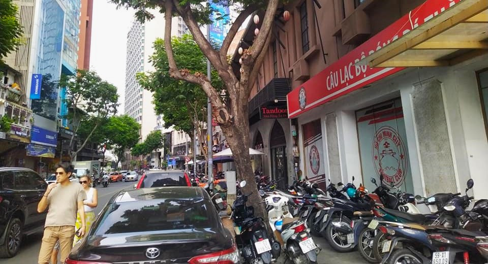 Du khách nước ngoài phải đi bộ xuống lòng đường để ra phố đi bộ Nguyễn Huệ, tiềm ẩn nhiều nguy cơ mất an toàn nhưng không còn lối đi nào khác.