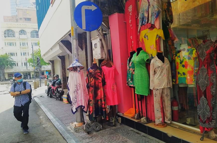 Vỉa hè thành nơi trưng bày sản phẩm thời trang