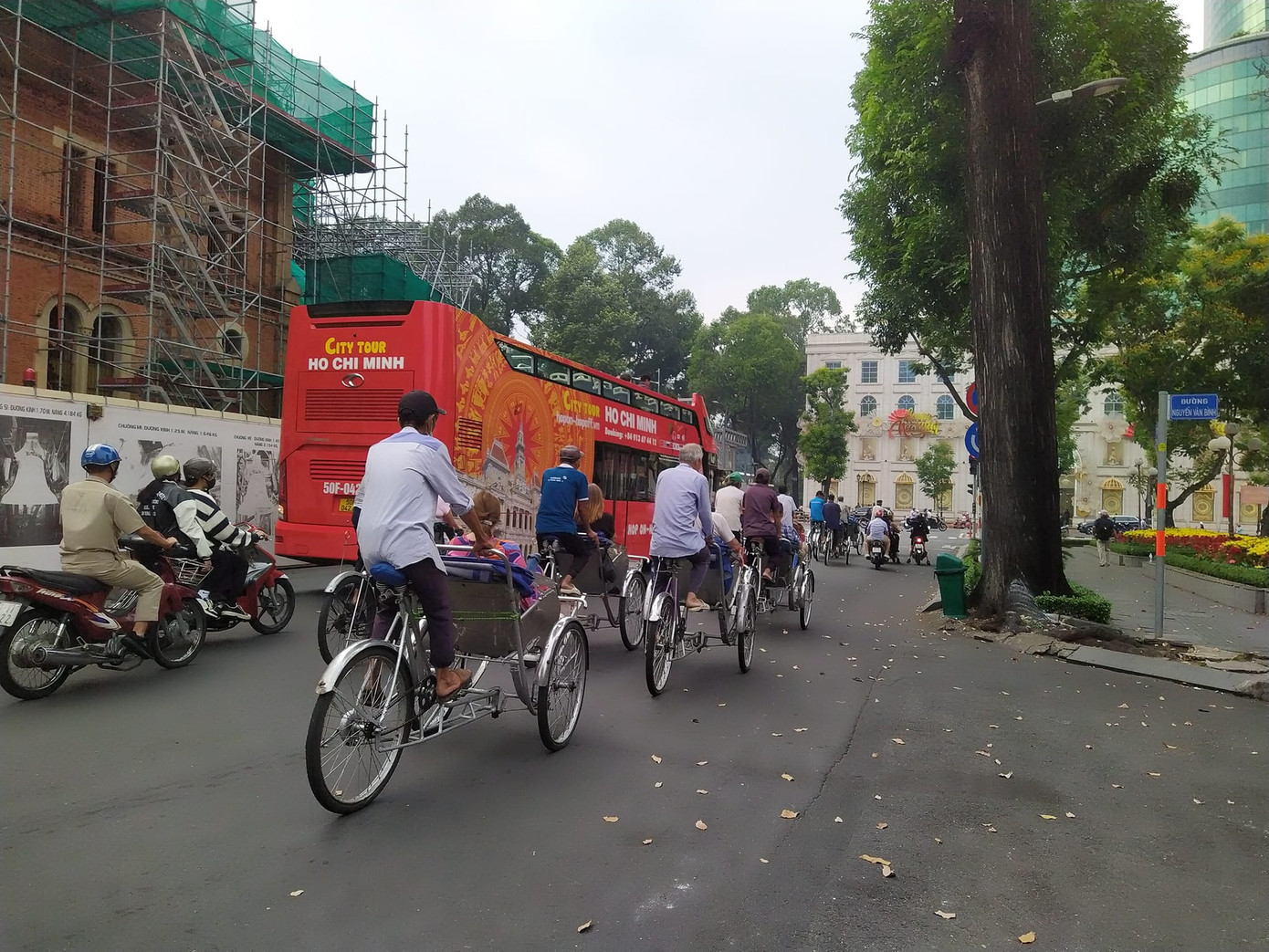 Bất chấp những chiếc xe buýt du lịch hai tầng rực rỡ, các bác xích lô với những chiếc xe làm từ thép sản xuất máy bay vẫn có khách hàng của họ.