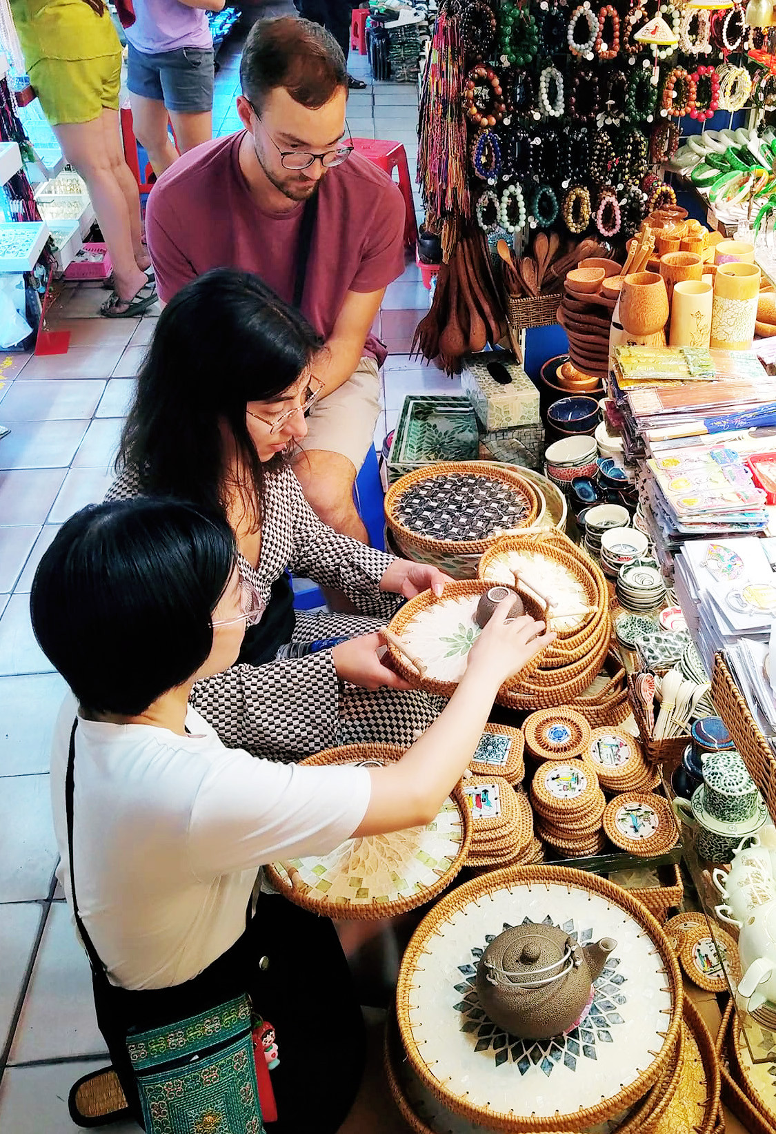 Khách chăm chú tìm kiếm các đồ thủ công mỹ nghệ Việt Nam Khách chăm chú tìm kiếm các đồ thủ công mỹ nghệ Việt Nam