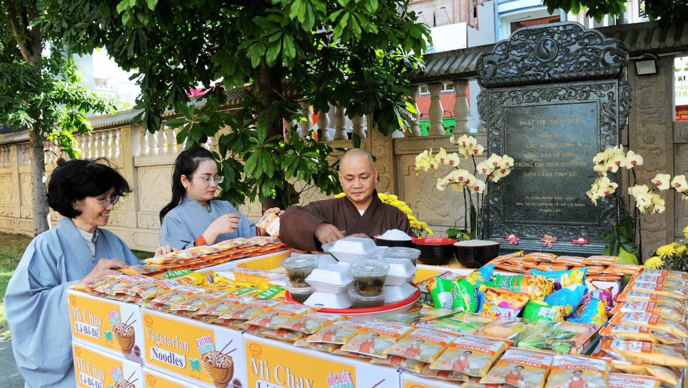 Sư thầy và các Phật tử chuẩn bị mâm lễ Tết Nguyên Tiêu trước bia tưởng niệm liệt sĩ và nạn nhân đại dịch COVID-19