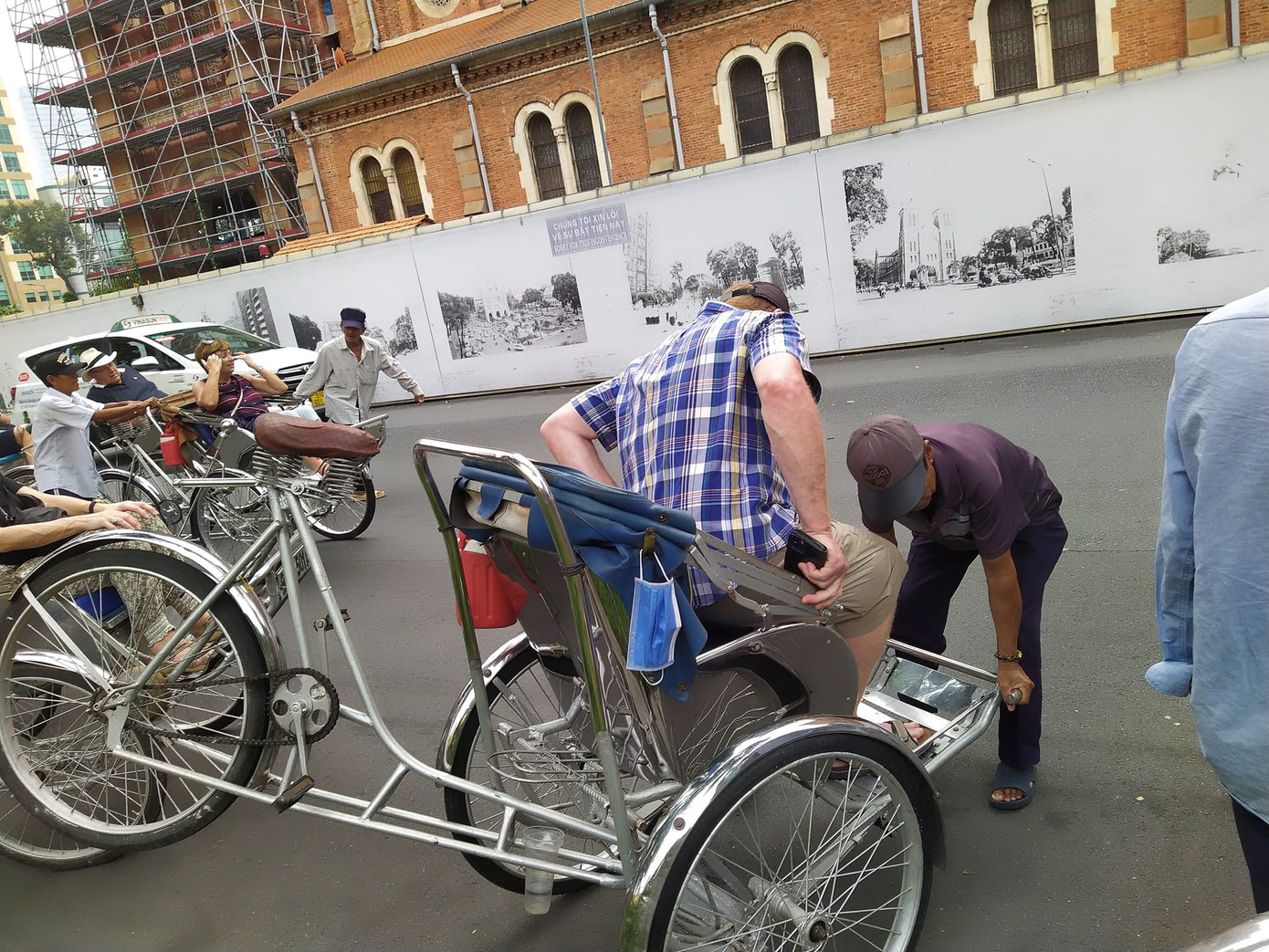 Mỗi khi khách bước lên xe thì một đầu xe lập tức bay bổng lên, nhưng xe không đổ vì kết cấu chắc chắn.