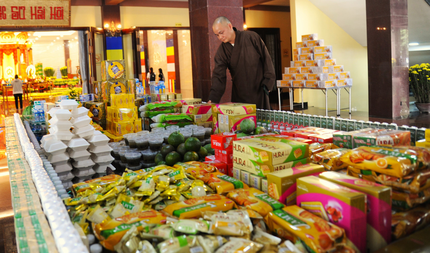 Mâm cỗ cúng Tết Nguyên Tiêu trong chùa.