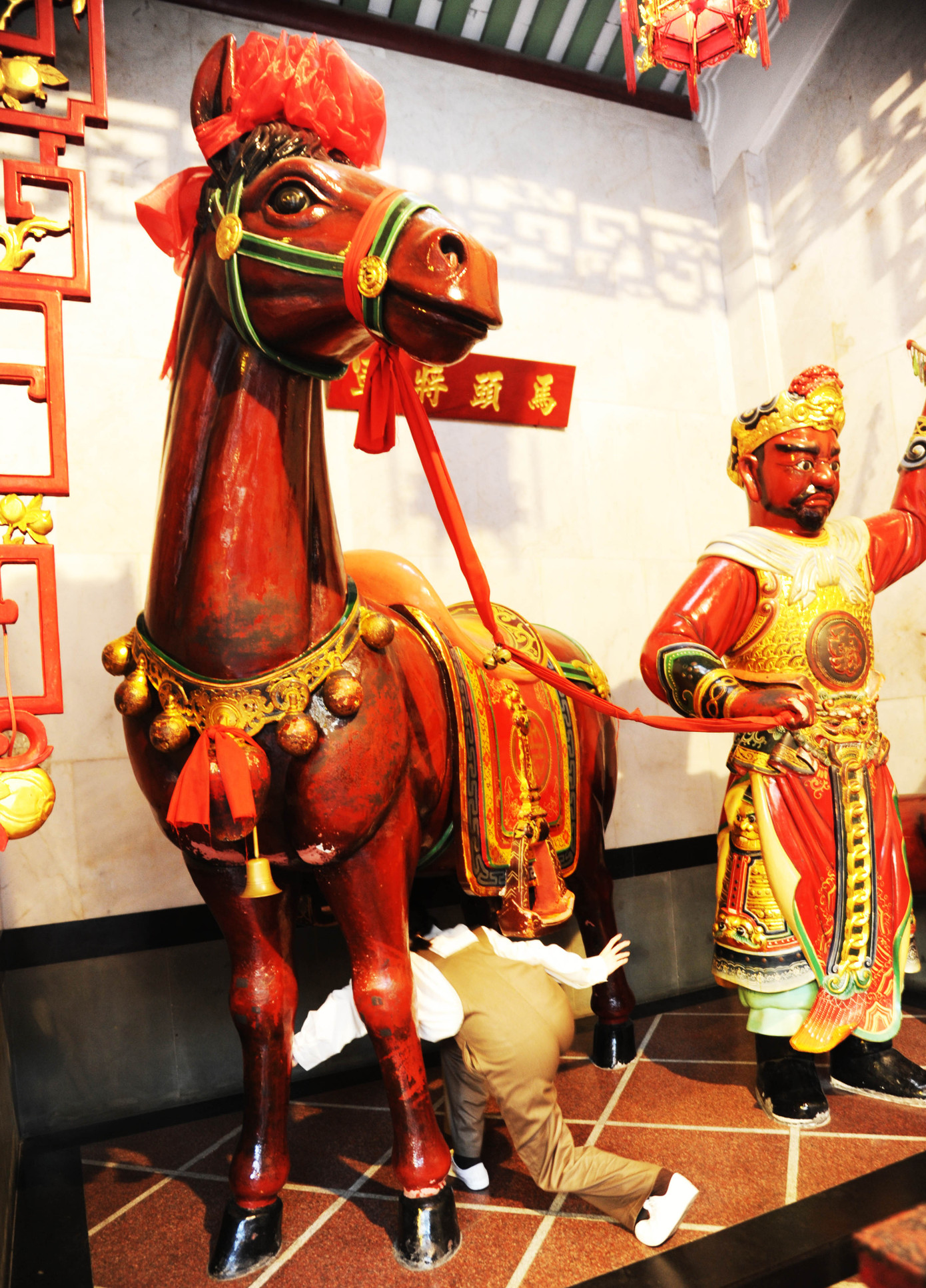 Con ngựa Xích Thố thờ tại chùa Ông cao hơn 2m, là một công trình điêu khắc đẹp và cổ kính. Người dân thường tới chùa Ông để chui qua bụng con ngựa Xích Thố coi đó là việc làm sẽ đem lại may mắn. Con ngựa Xích Thố thờ tại chùa Ông cao hơn 2m, là một công trình điêu khắc đẹp và cổ kính. Người dân thường tới chùa Ông để chui qua bụng con ngựa Xích Thố coi đó là việc làm sẽ đem lại may mắn.