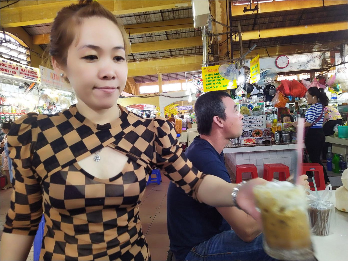 Ẩm thực Việt Nam, đặc biệt là hoa trái miền Nam cũng cuốn hút du khách với giá cả phải chăng. Một ly cà phê sữa dừa có giá 30.000 đồng. Giá cả đều được niêm yết công khai. Ẩm thực Việt Nam, đặc biệt là hoa trái miền Nam cũng cuốn hút du khách với giá cả phải chăng. Một ly cà phê sữa dừa có giá 30.000 đồng. Giá cả đều được niêm yết công khai.