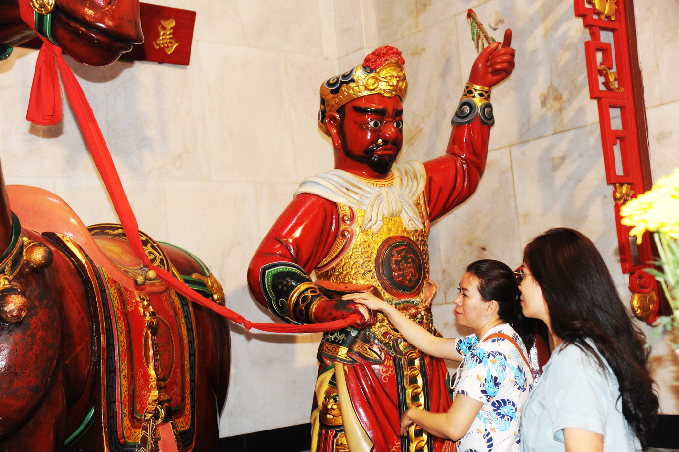 Du khách "cầm tay" Mã Đầu tướng quân Du khách "cầm tay" Mã Đầu tướng quân