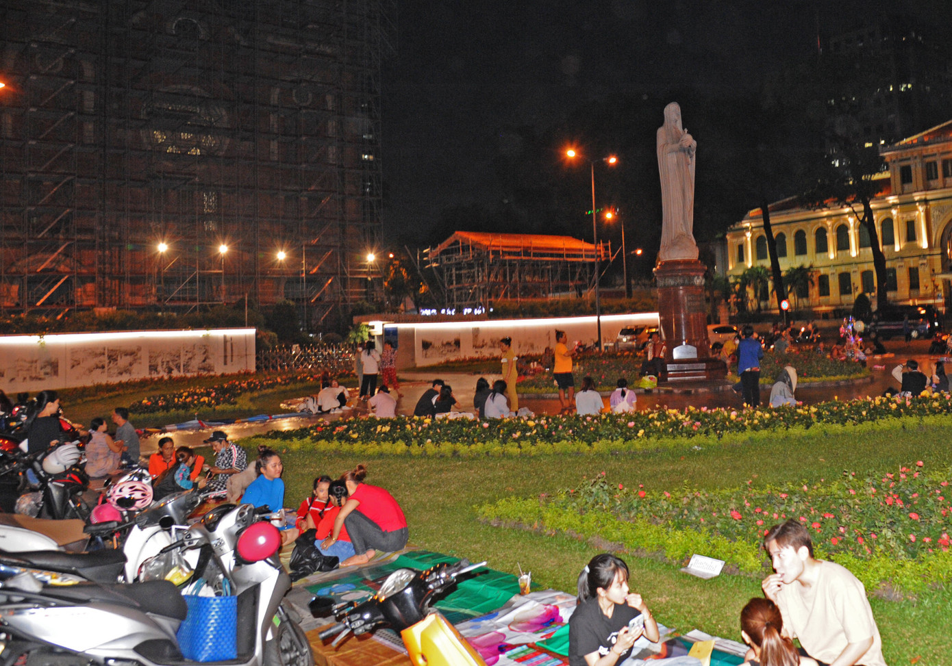 Rất nhiều xe máy của người dân và du khách dựng bên ngoài, vây kín bức tượng Đức Mẹ Hòa Bình vào mỗi buổi tối