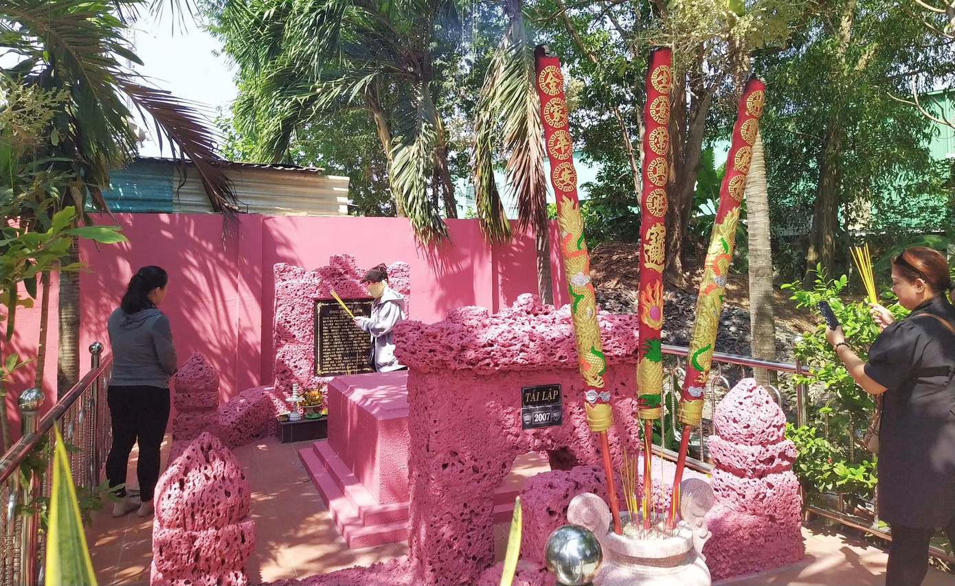 Người dân dâng hương tưởng nhớ các vị khai canh, xây làng lập ấp