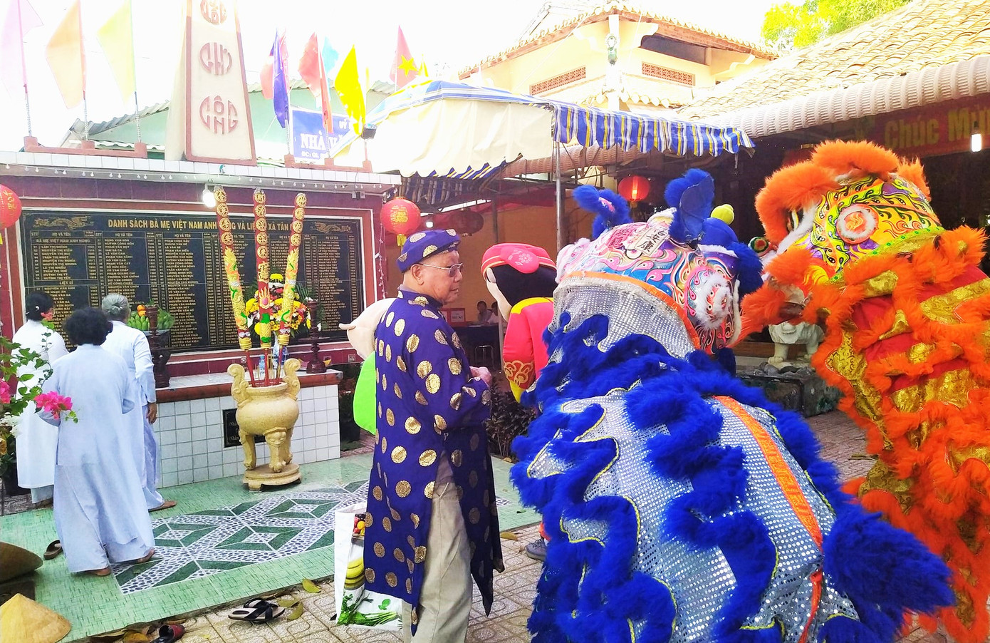 Sáng sớm ngày 16 tháng Giêng năm Quý Mão 2023, đông đảo người dân tới đình Tân Kim dự hội đình.