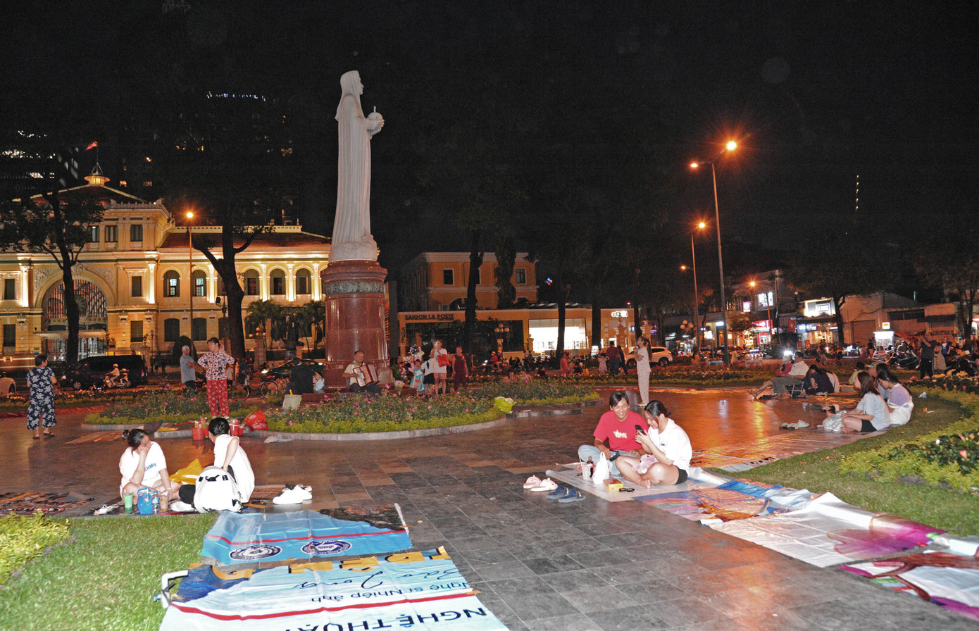 Một số gia đình và bạn trẻ mang theo bạt để trải làm chỗ ngồi