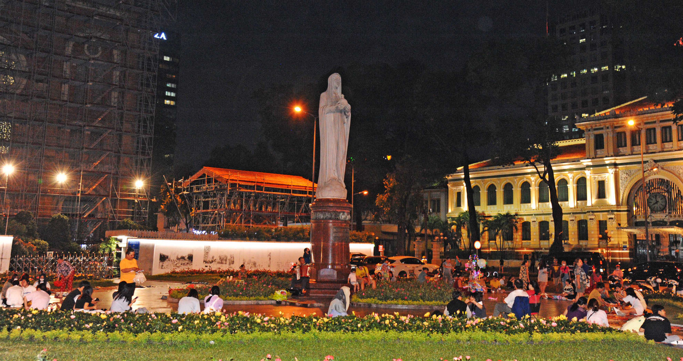 Tuy nhiên, do người dân tập trung vui chơi, hành lễ đông đúc nên nơi này thu hút nhiều hàng rong đến hoạt động. Khu vực tín ngưỡng tôn nghiêm hàng trăm năm qua đang dần trở thành một phố hàng rong tự phát