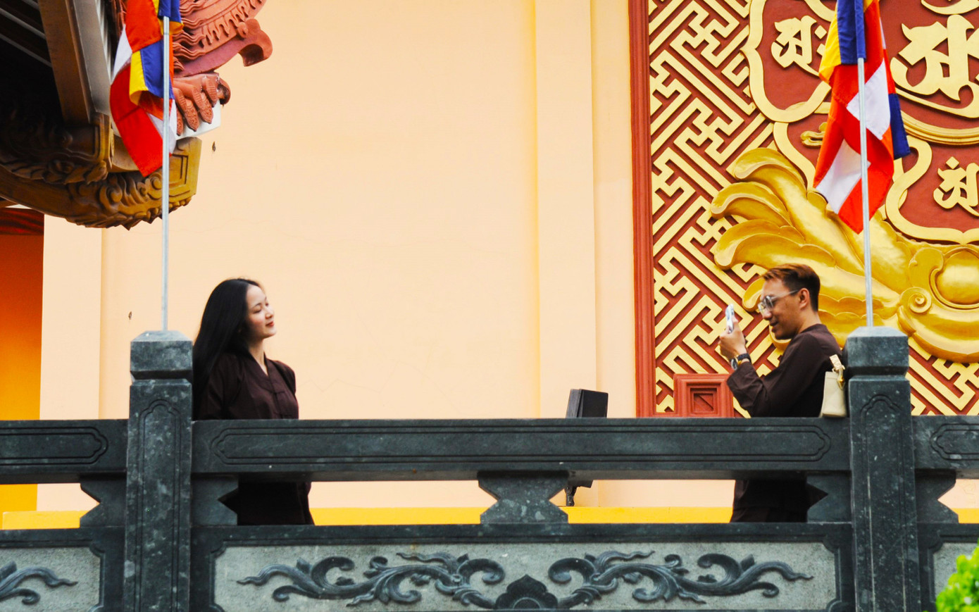 Nhiều bạn trẻ tới Việt Nam Quốc Tự dâng hương tưởng niệm các liệt sĩ và các nạn nhân tử vong trong đại dịch COVID-19