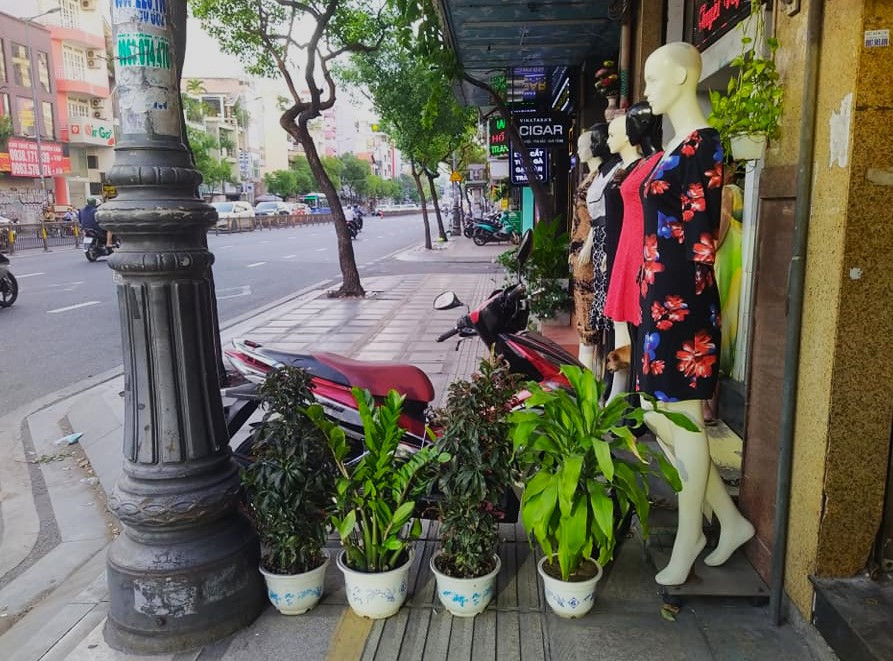 Nhiều cửa hàng ngang nhiên chắn ngang hè phố, tạo mảnh sân riêng cho mình.