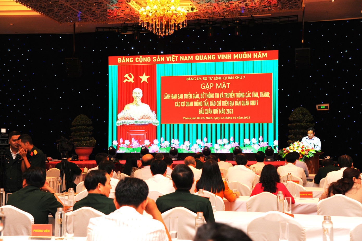 Lãnh đạo, đại diện các sở, các cơ quan báo chí có nhiều phát biểu tại buổi gặp mặt, chia sẻ kinh nghiệm trong tổ chức, truyên truyền về lực lượng vũ trang trên địa bàn.