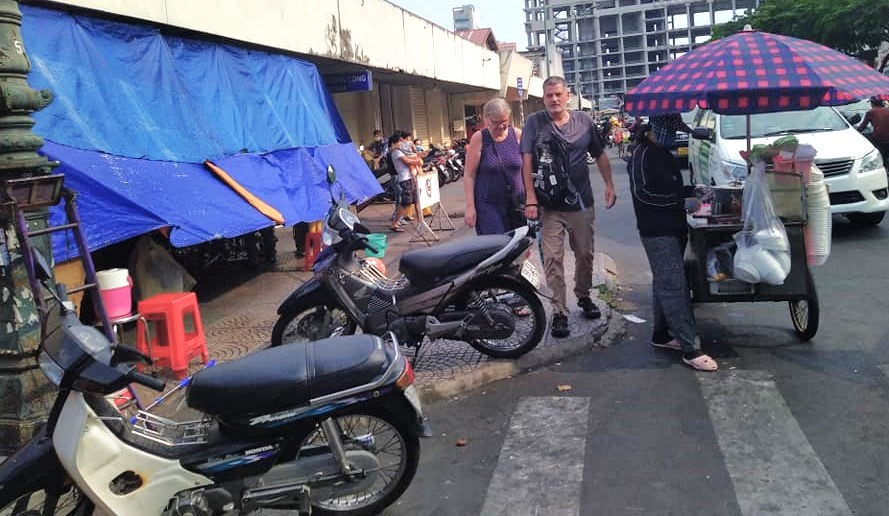 Hè phố được "phủ bạt" khiến khách du lịch gặp khó khi đi tham quan chợ Bến Thành