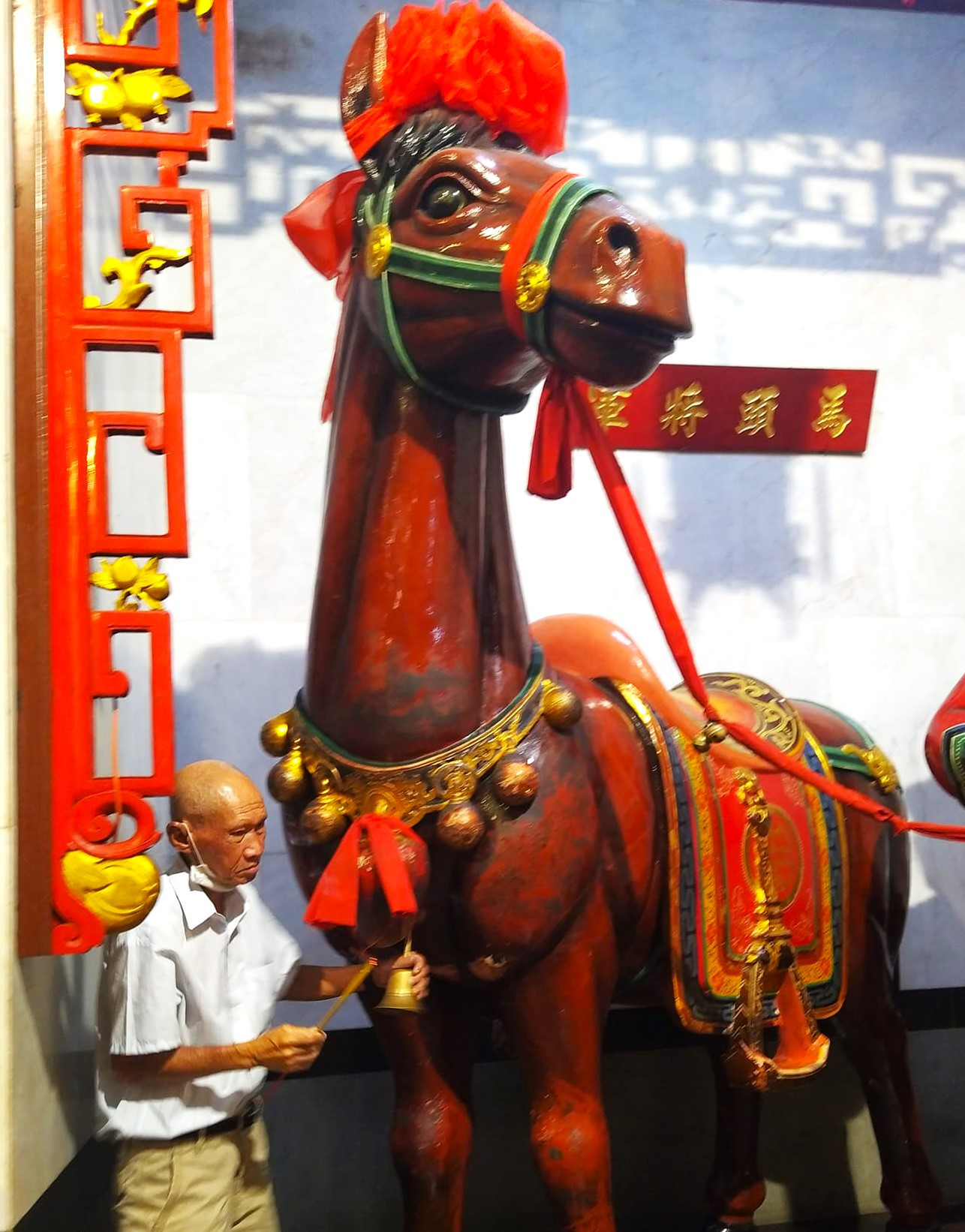 Có người cầm theo cả hương để chui bụng ngựa Có người cầm theo cả hương để chui bụng ngựa