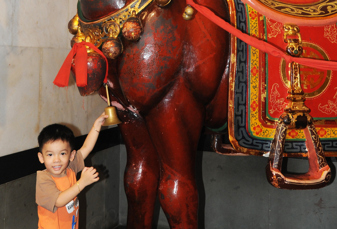 Các em bé rất thích thú rung chuông ngựa Các em bé rất thích thú rung chuông ngựa