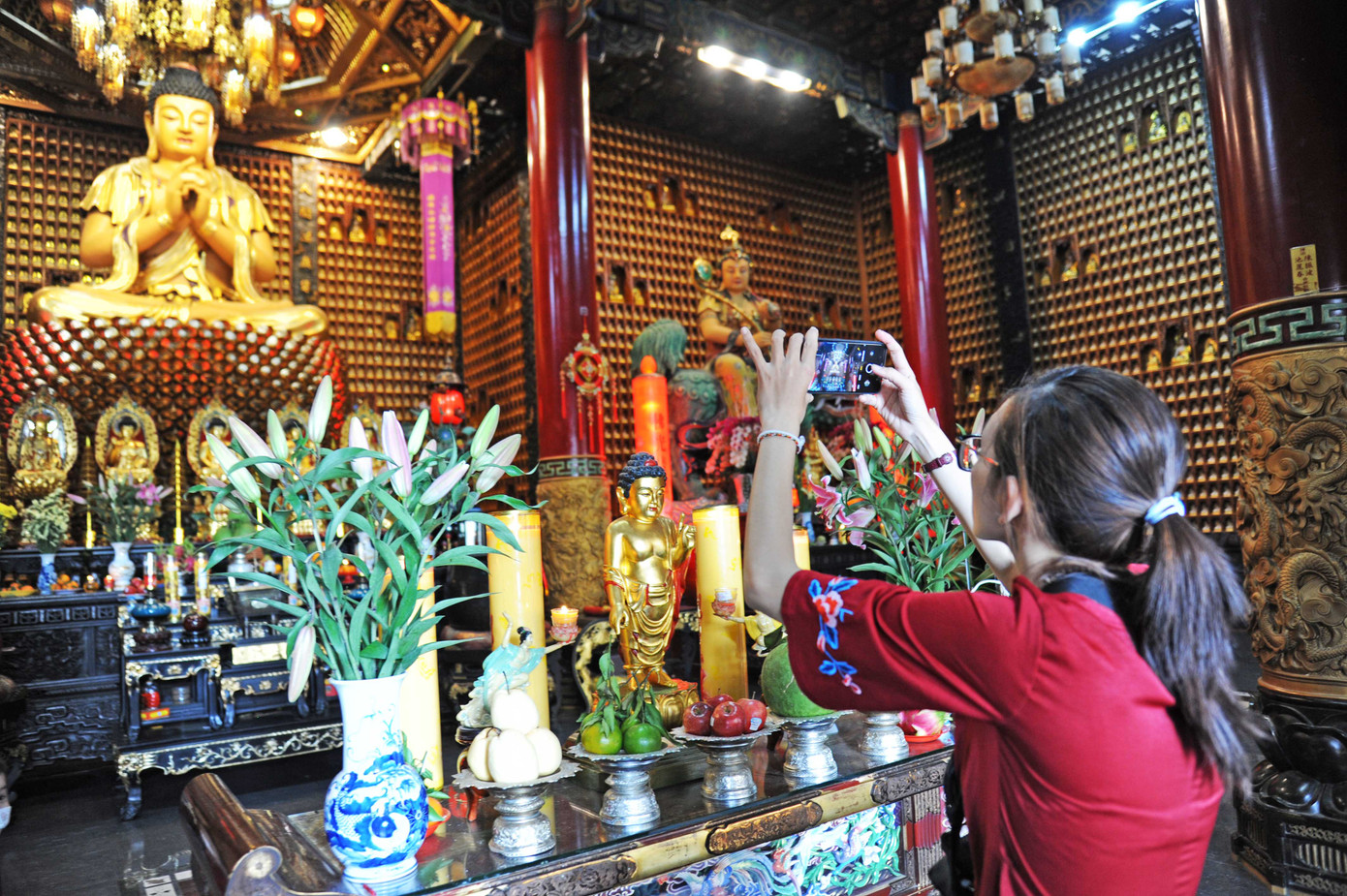 Du khách choáng ngợp với vẻ đẹp của chính điện