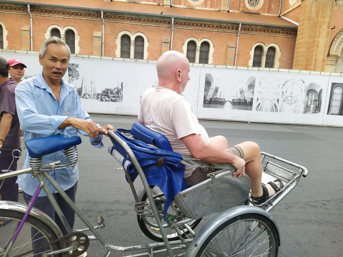 Người chạy xích lô lâu năm cho biết: "Sau hai năm gián đoạn vì đại dịch COVID-19, Tết xuân Quý Mão năm nay khách nước ngoài đã trở lại Việt Nam ngày một đông hơn. Công việc của chúng tôi có nhiều hơn, tuy mệt nhưng vui hẳn so với mọi năm".