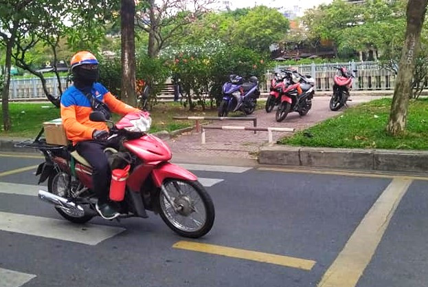 Mặc dù thành phố đã dựng các thanh chắn bằng thép, ngăn xe máy đi lên phần đường dành cho người đi bộ song nhiều chủ phương tiện vẫn luồn lách qua lại một cách dễ dàng.