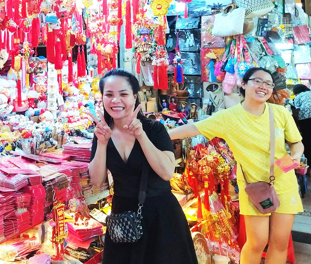 Chợ Bến Thành được du khách đánh giá cao về sự thân thiện, vui vẻ mà người bán hàng đem tới cho du khách thập phương. Chợ Bến Thành được du khách đánh giá cao về sự thân thiện, vui vẻ mà người bán hàng đem tới cho du khách thập phương.