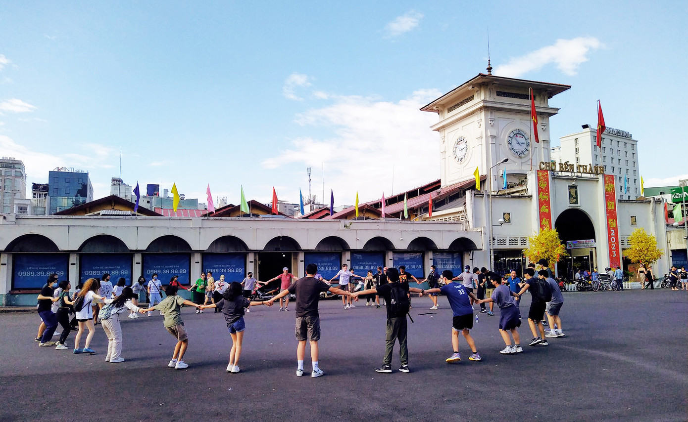 Đông đảo du khách đến từ nhiều quốc gia vui vẻ nhảy múa khi vừa đặt chân tới chợ Bến Thành ngày 2/2/2023 Đông đảo du khách đến từ nhiều quốc gia vui vẻ nhảy múa khi vừa đặt chân tới chợ Bến Thành ngày 2/2/2023