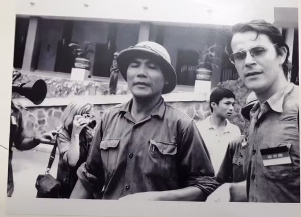 Lịch sử sẽ còn ghi nhớ mãi những đóng góp của đại tá Bùi Văn Tùng trong ngày 30/4/1975. (Trong ảnh là đồng chí Bùi Văn Tùng với các phóng viên nước ngoài trưa 30/4/1975 tại sân dinh Độc Lập (Ảnh: Tư liệu).