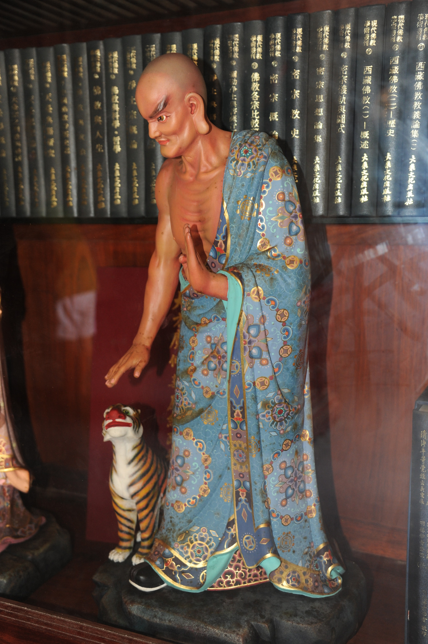 Giá sách cũng là nơi đặt các bức tượng Phật