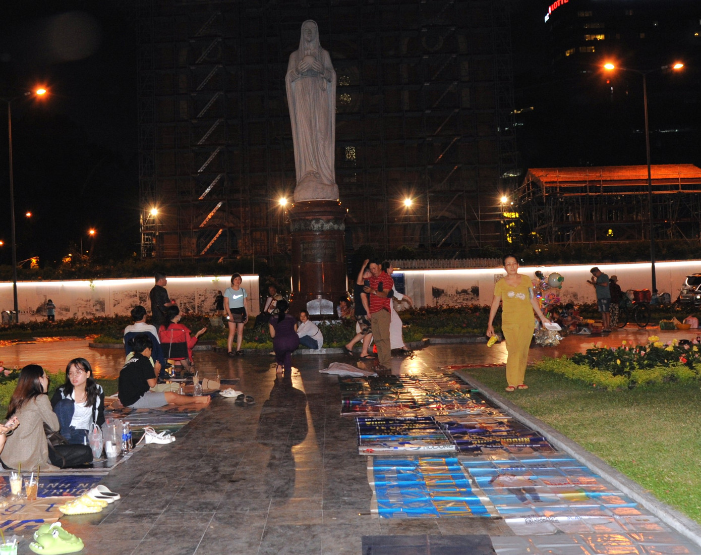 Một số vị khách thưởng thức "cà phê bệt" ở đây cho biết, khi có CSGT, thanh tra giao thông tới kiểm tra, cả người mua và người bán đều chạy tán loạn vì sợ bị phạt, tạo ra cảnh nhốn nháo. Sau khi lực lượng chức năng vừa rời đi, hoạt động mua bán lại diễn ra như cũ.